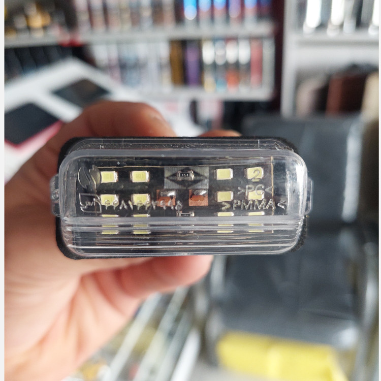 چراغ پلاک خودرو (پس کرایه)